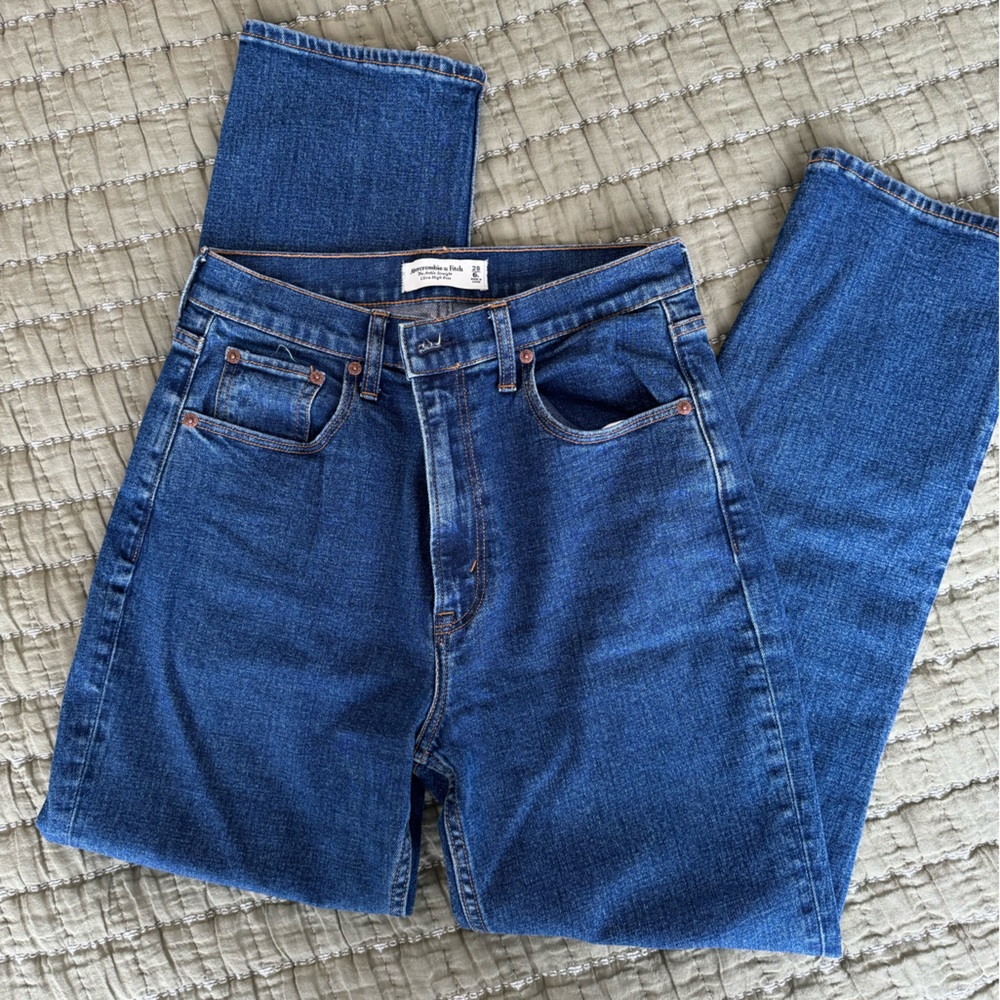A&F Ankle Straight Ultra High Rise 6L